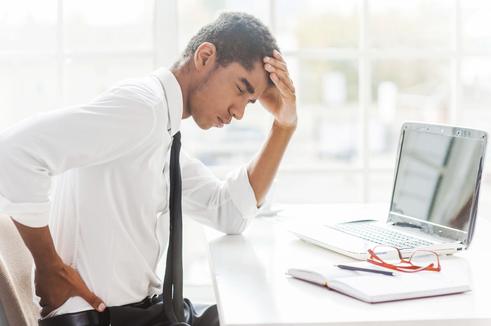 https://d2ebzu6go672f3.cloudfront.net/media/content/images/back-pain-desk-poor-posture-black-man(1).jpg